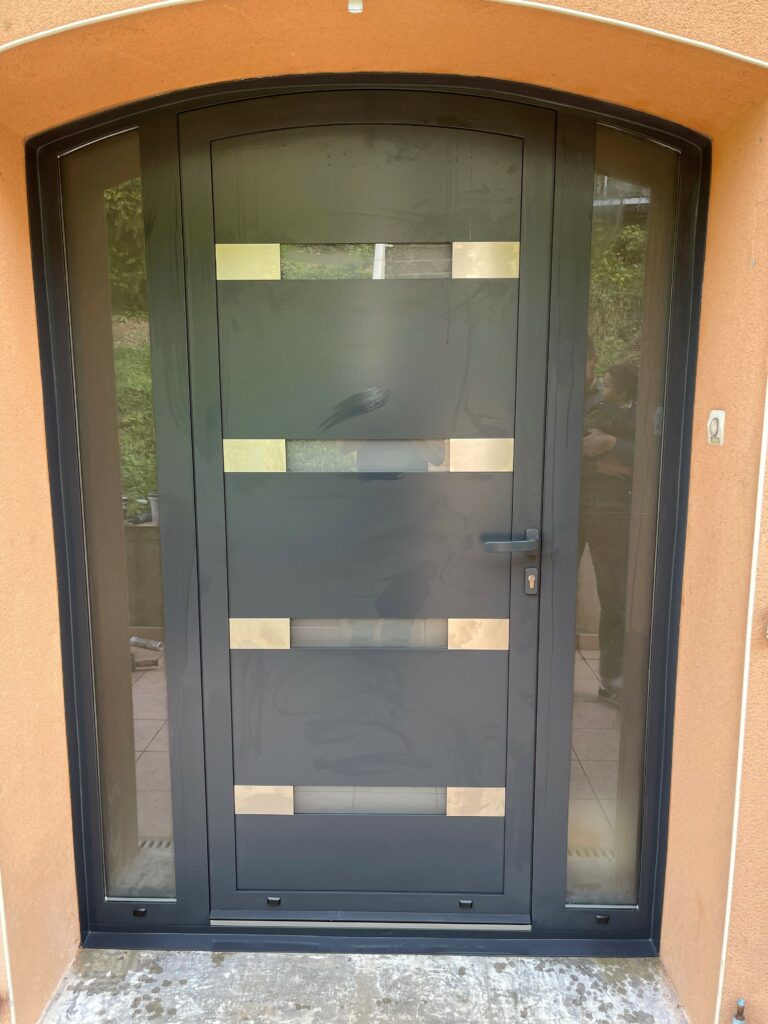Porte entrée cintrée Liverdun alu RAL 7016 fixes latéraux MAN OF STYLE prise cote technique