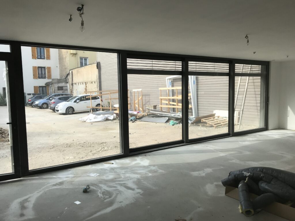 Menuiseries BBC Saint-Max maison neuve : baie 6m, galandage ITE, porte digicode, BSO anthracite. 40 000€ performance premium.